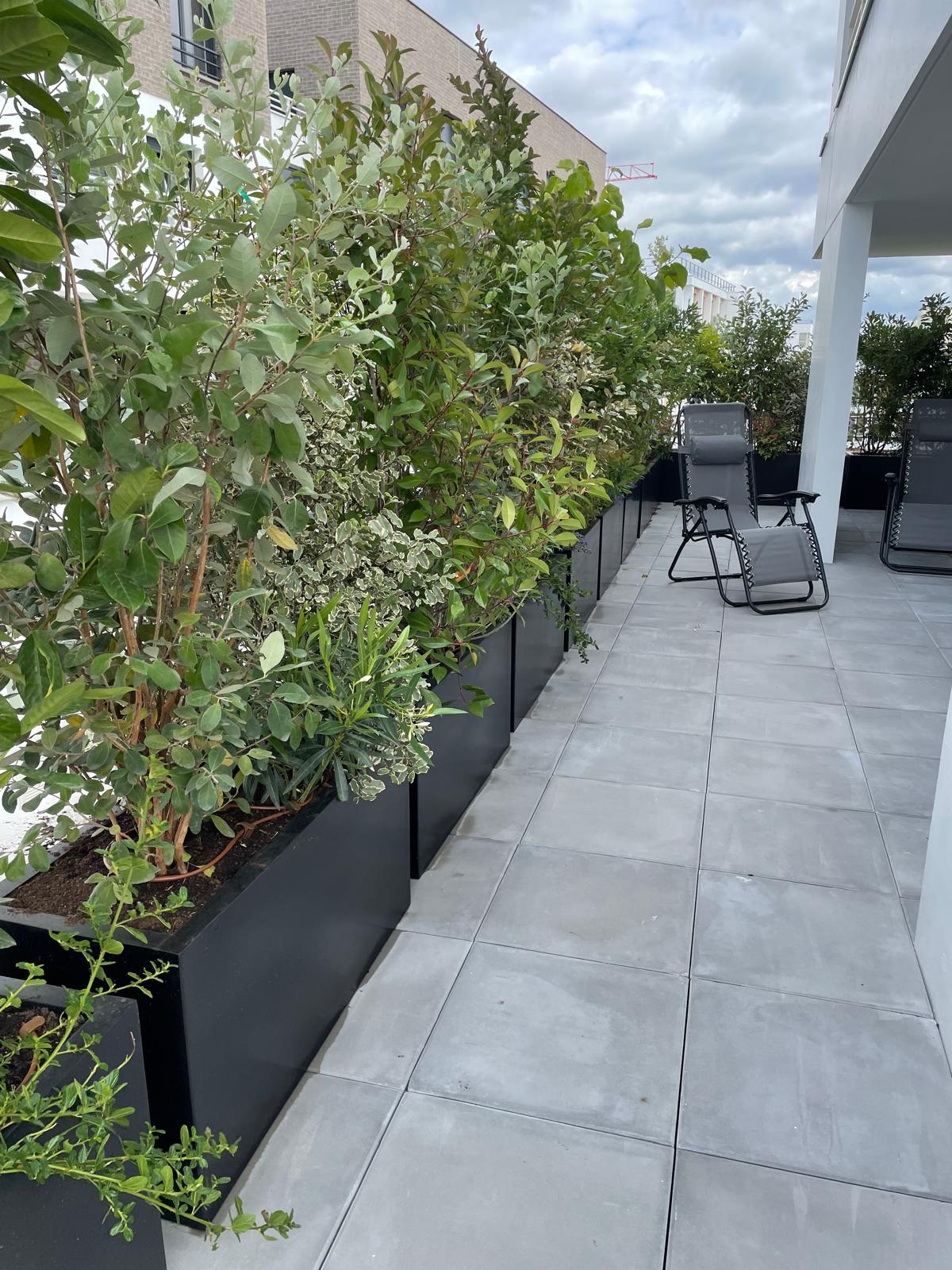 Terrasse dallée à Bièvres avec espace détente extérieur