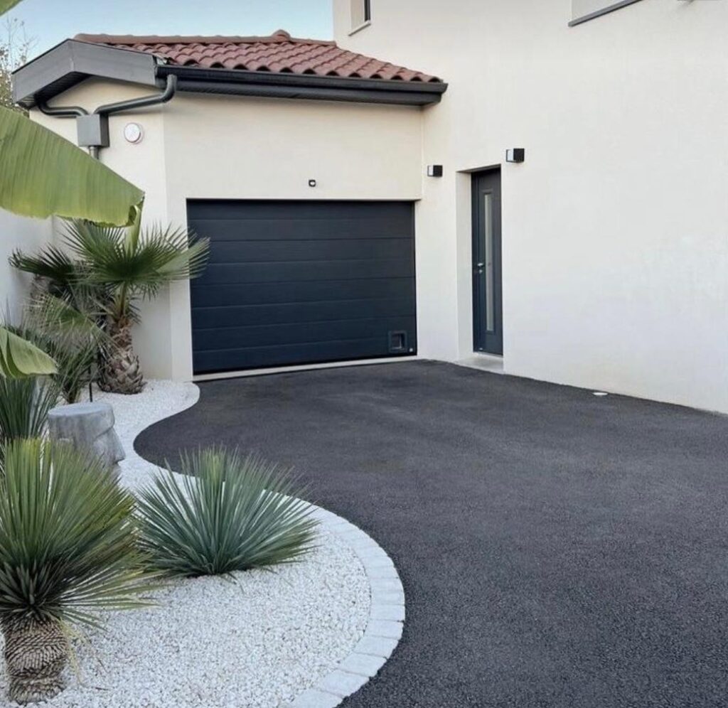 Accès garage en enrobé à Antony pour une maison individuelle