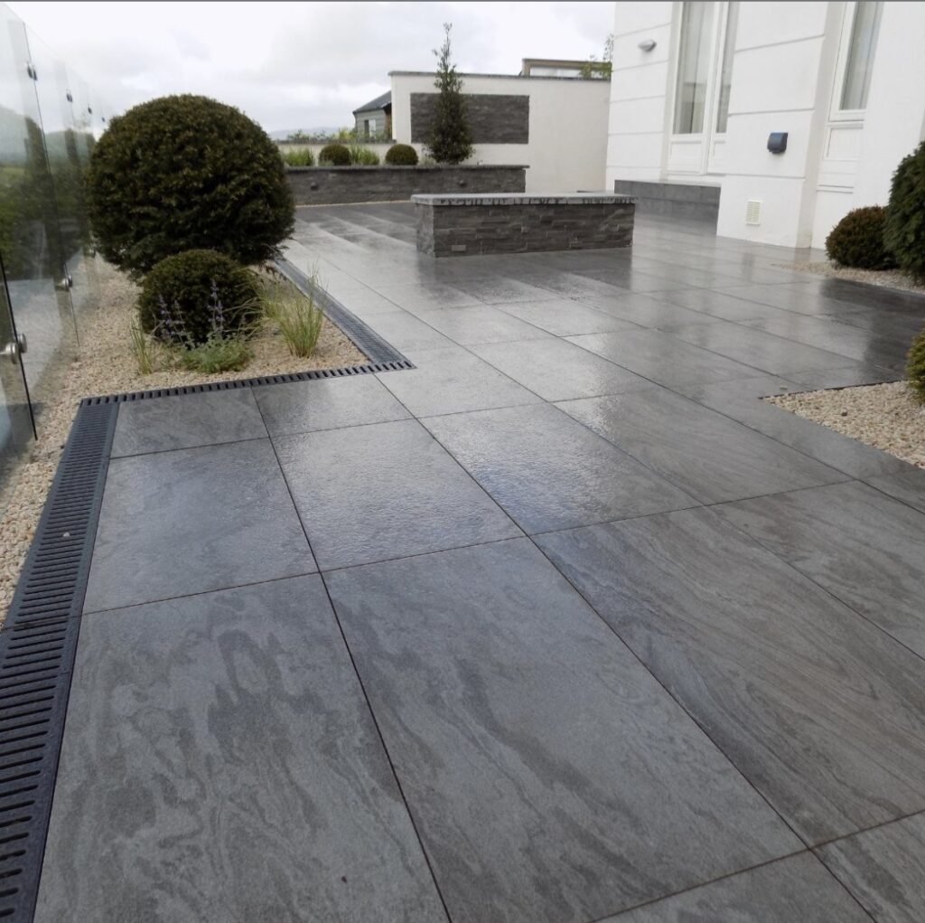 Terrasse paysagère à Marcoussis avec murets et dalles minérales
