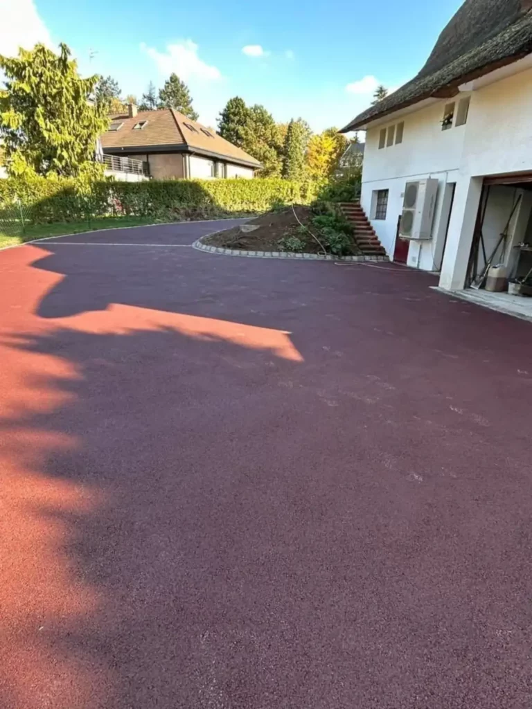 Cour en enrobé rouge à Saclay pour aménagement extérieur