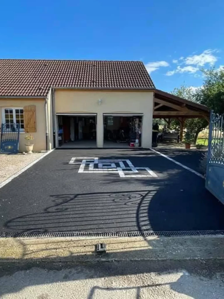 Aménagement de cour en enrobé à Rungis pour maison individuelle
