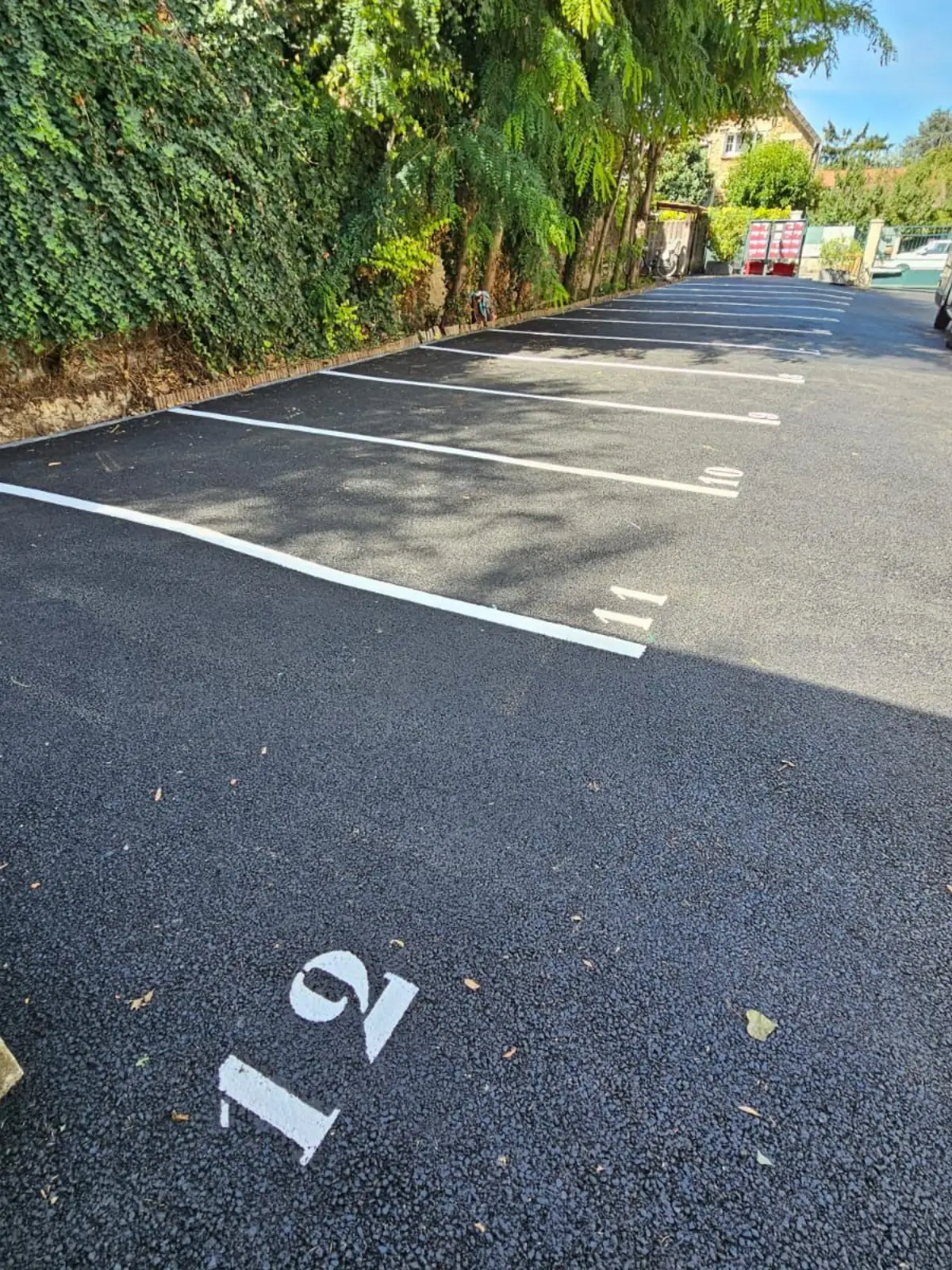 Aménagement de parking en enrobé à Versailles avec marquage au sol