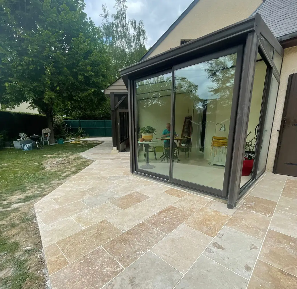 Aménagement de terrasse moderne à Verrières-le-Buisson avec dalles grand format