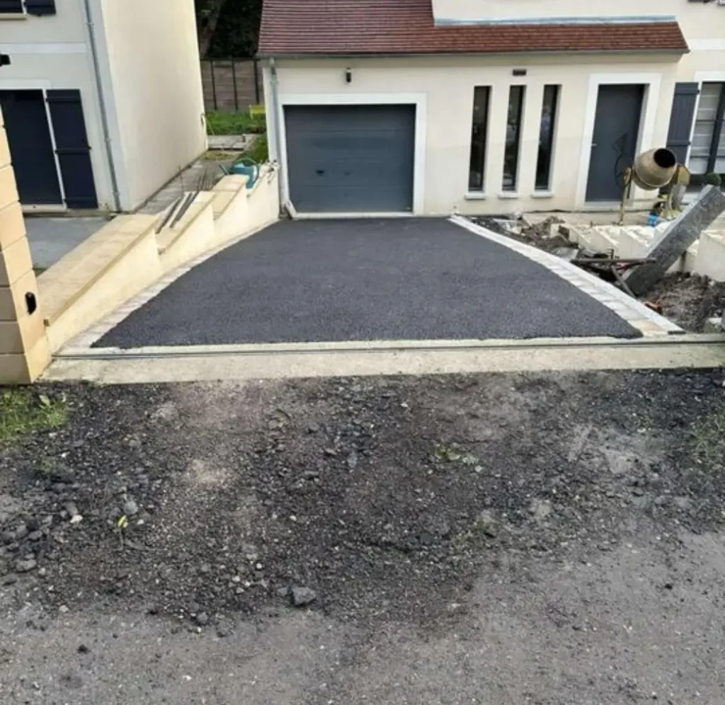 Descente de garage en enrobé à Wissous avec bordures soignées