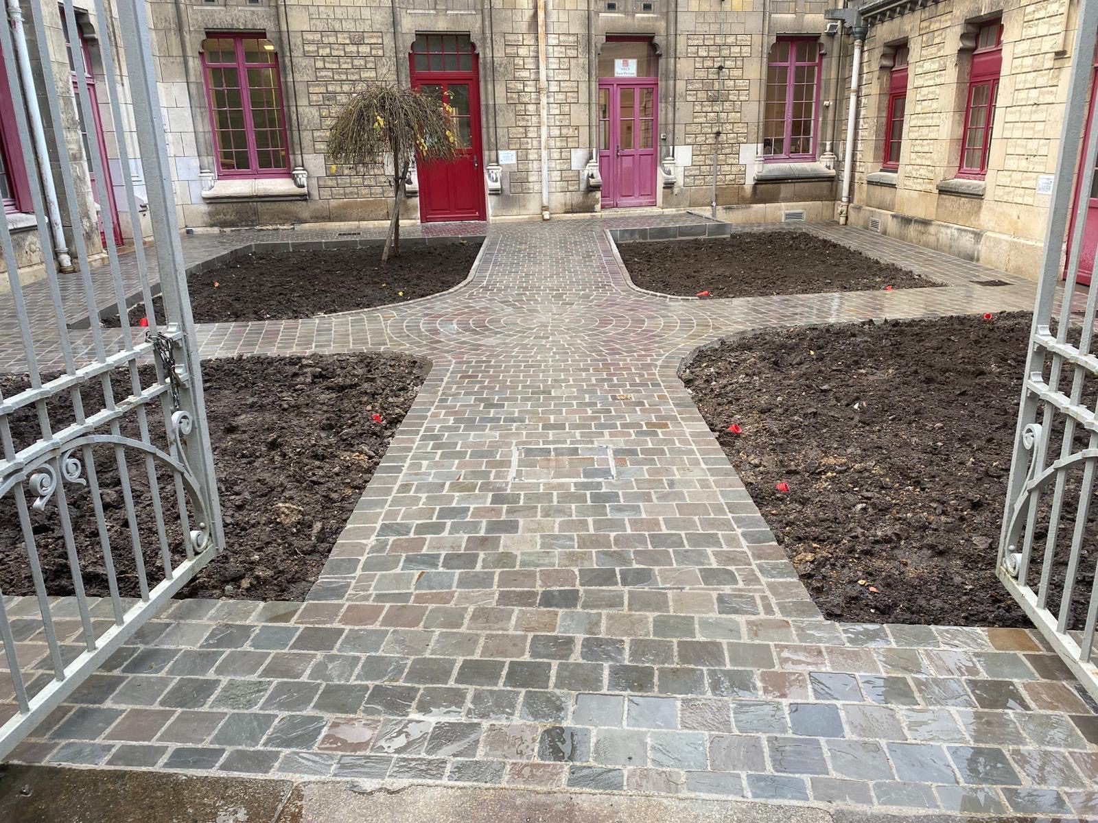 Aménagement de cour pavée à Antony avec pavés en pierre naturelle