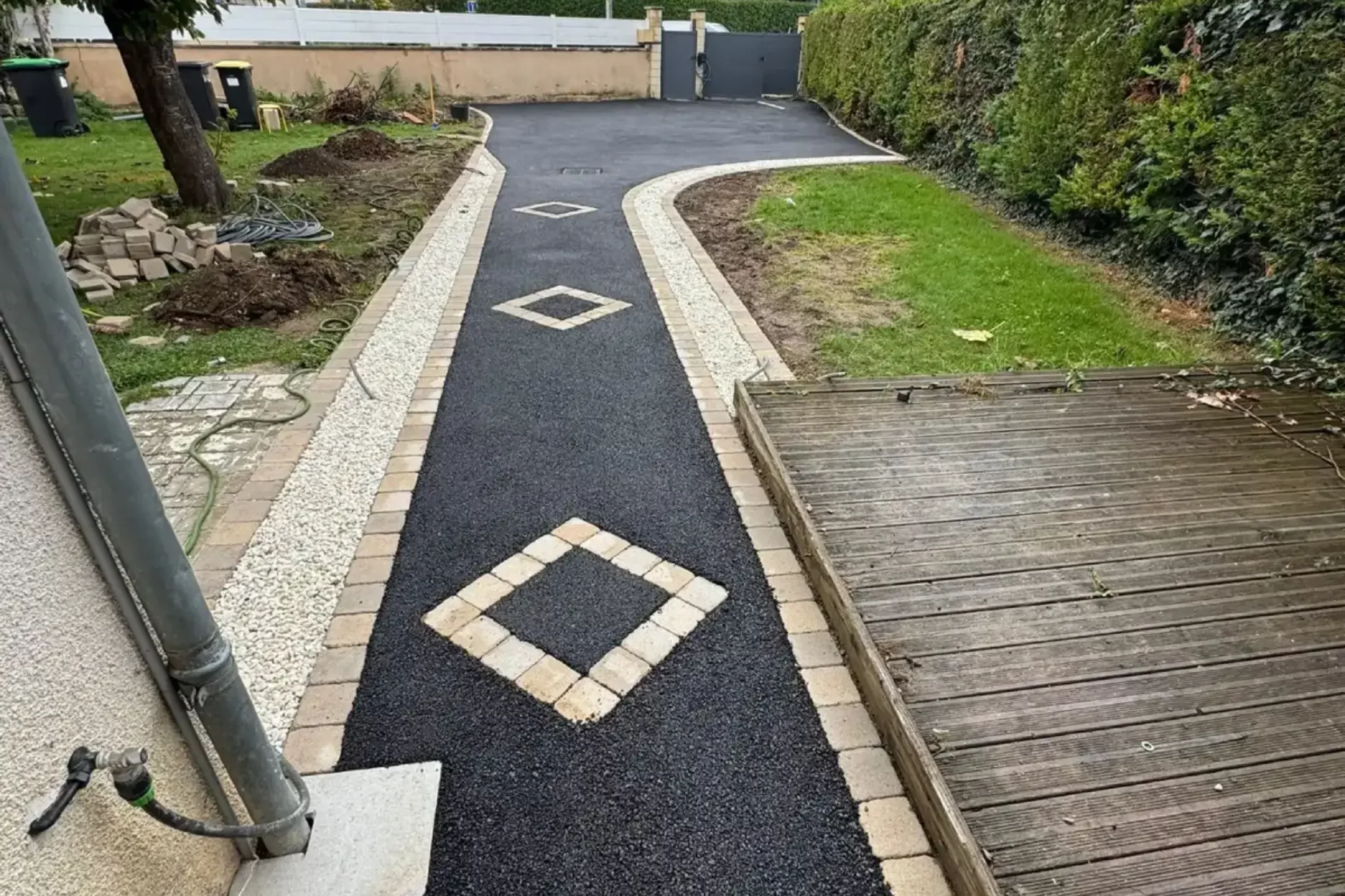 Aménagement de cour pavée à Antony pour un accès garage durable et esthétique