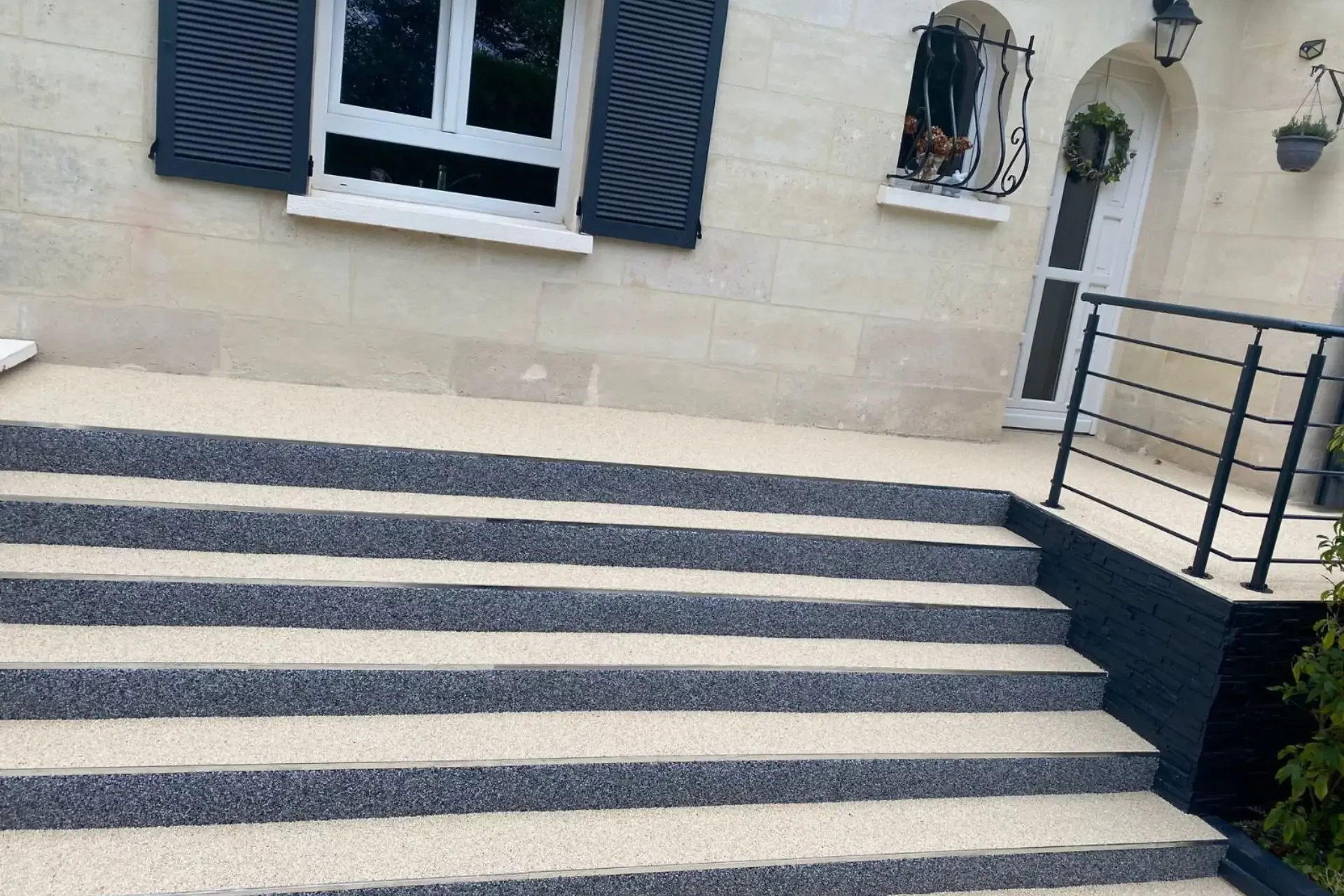 Escalier de jardin recouvert de moquette de pierre antidérapante