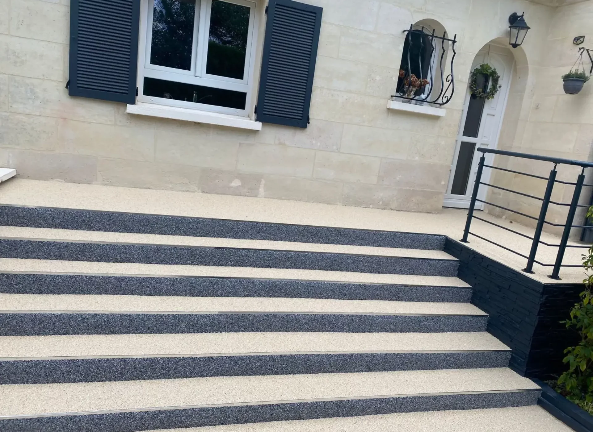 Escalier extérieur en moquette de pierre Escalier de jardin recouvert de moquette de pierre antidérapante