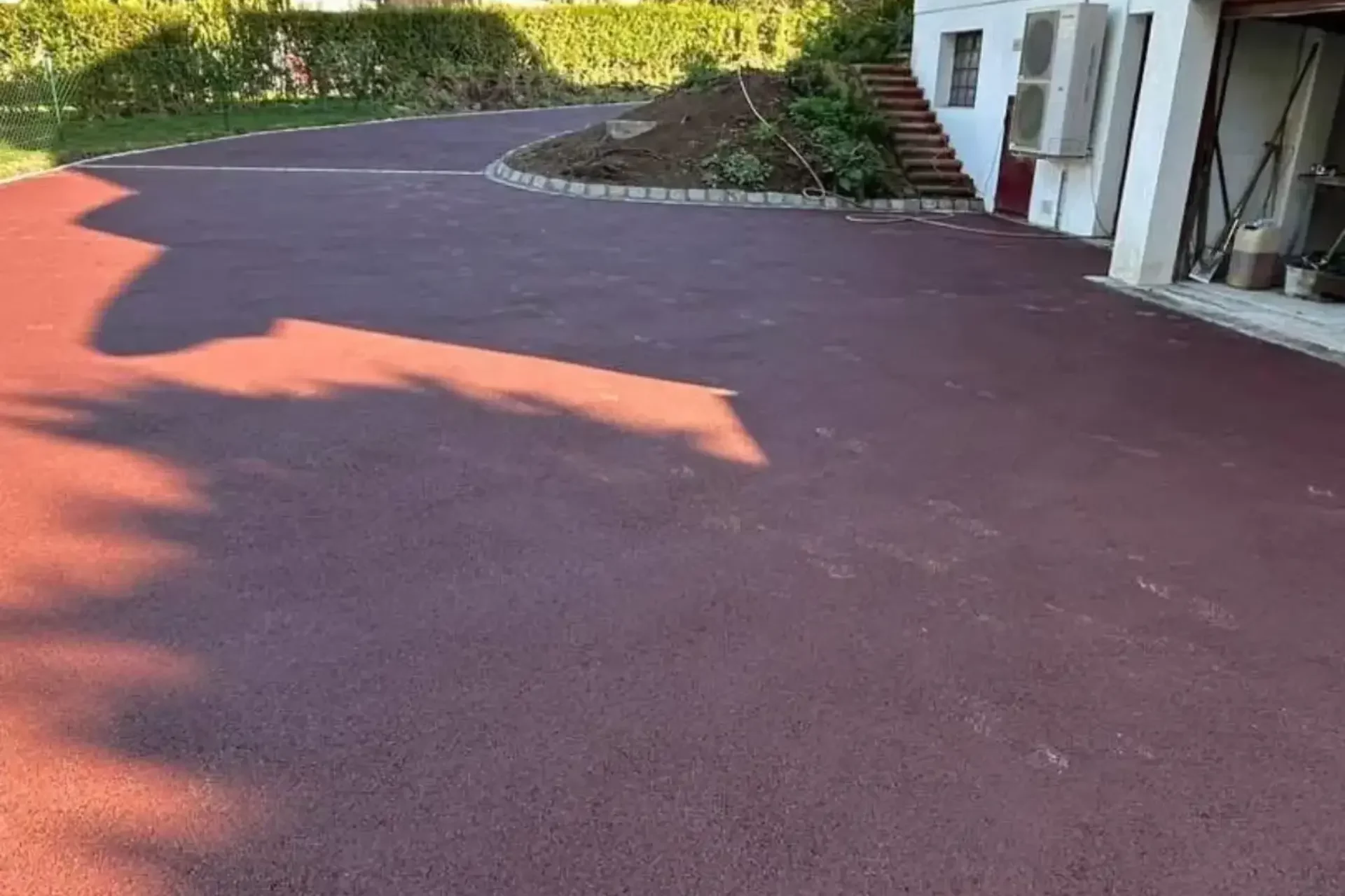 Cour en enrobé rouge à Saclay pour aménagement extérieur