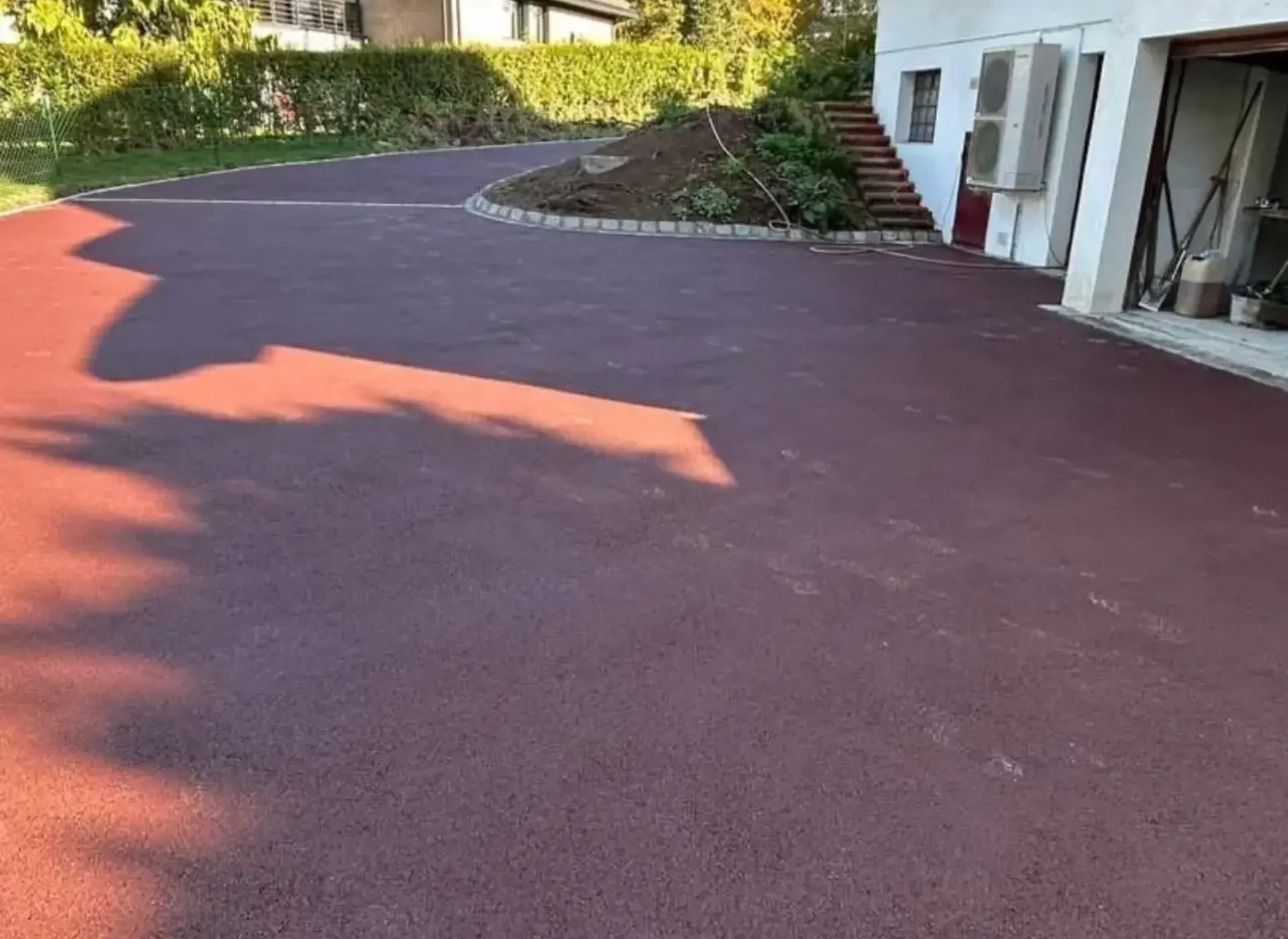 Cour en enrobé coloré à Saclay Cour en enrobé rouge à Saclay pour aménagement extérieur