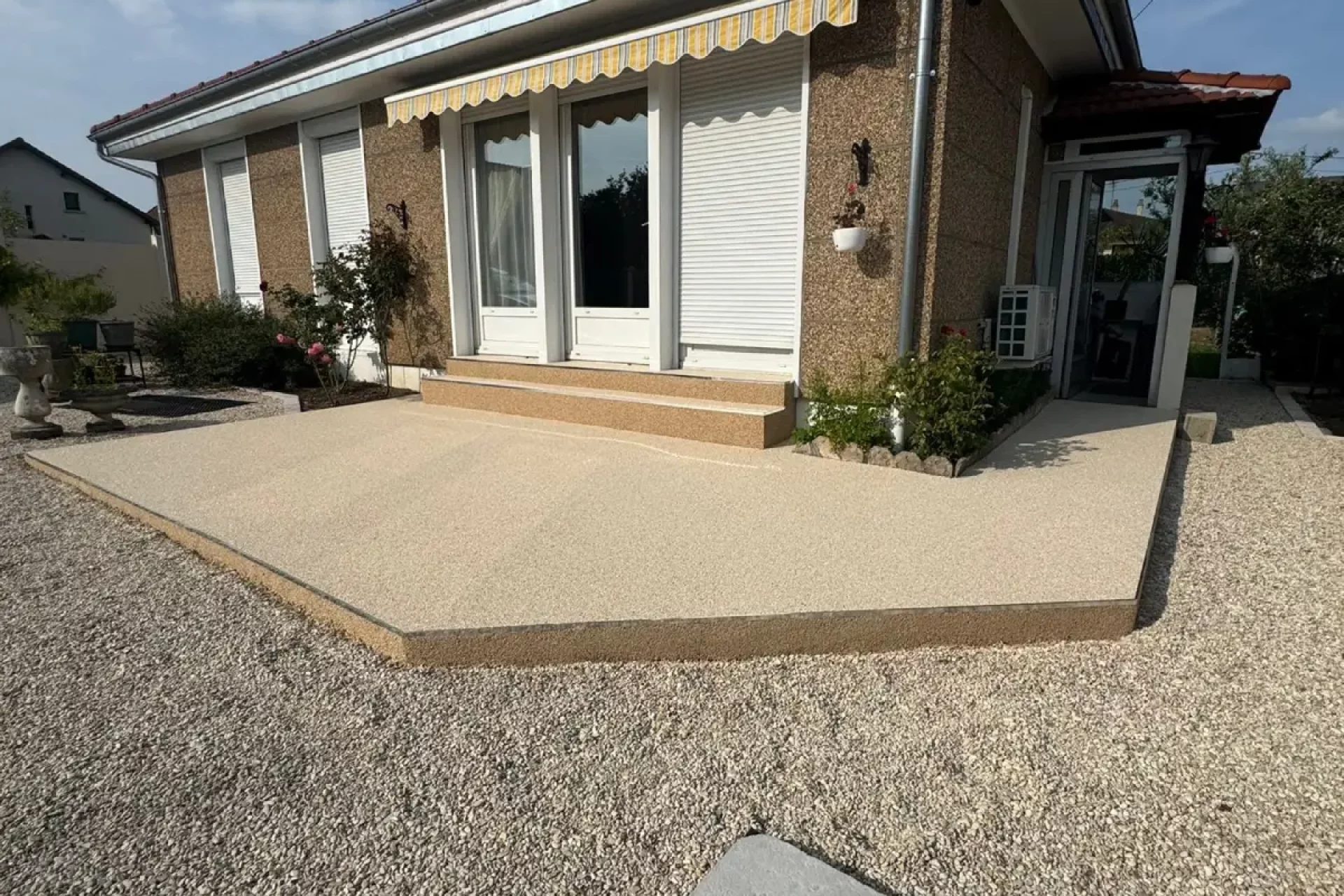 Pose de moquette de pierre sur terrasse extérieure, revêtement drainant et antidérapant