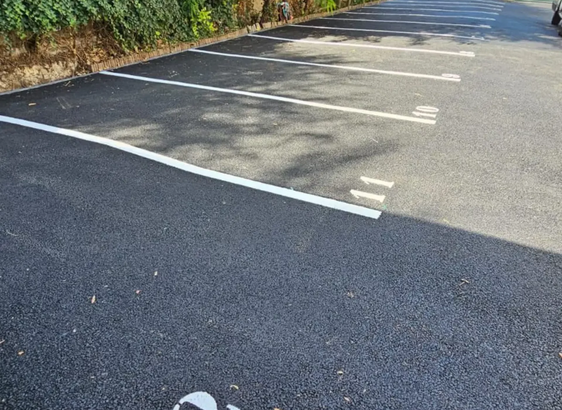 Parking en enrobé avec marquage à Versailles Aménagement de parking en enrobé à Versailles avec marquage au sol