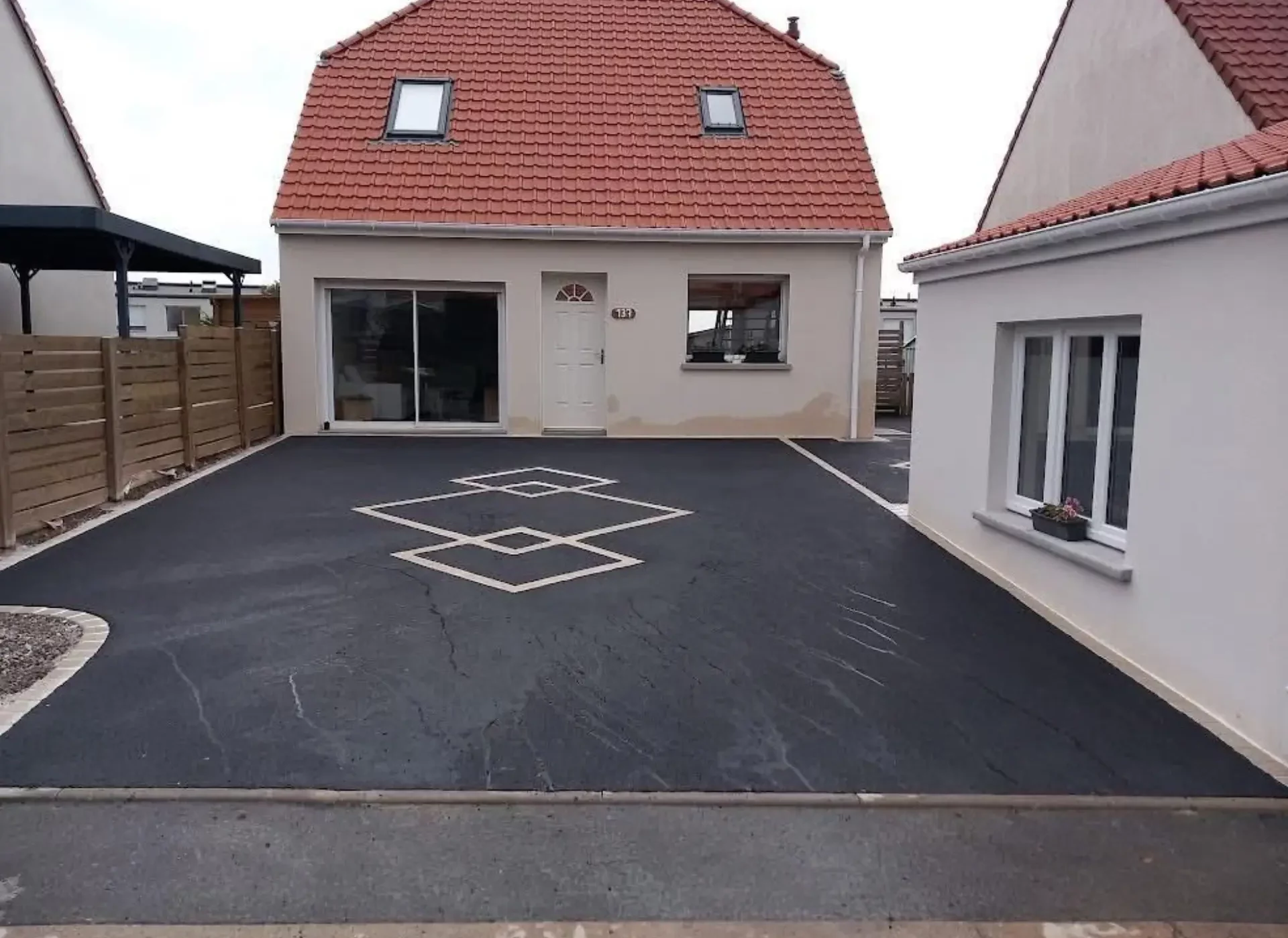 Aménagement de cour et d’allée à Rungis Aménagement de cour en enrobé à Rungis pour maison individuelle